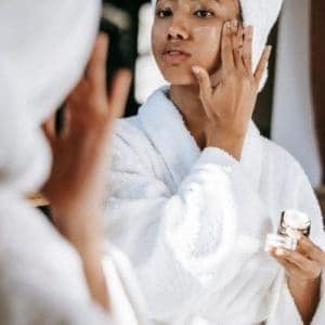 Application douce d’une crème hydratante sur le visage