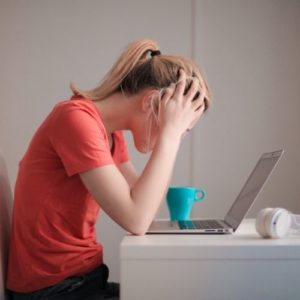 stress en lien avec l'acné et les maladies de peaux