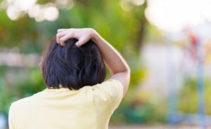Cuir-chevelu qui gratte signification